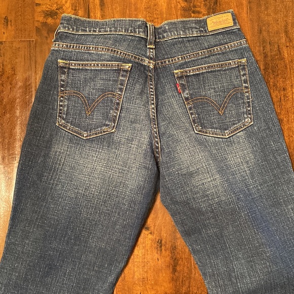 LEVI'S size Medium. - Picture 5 of 8